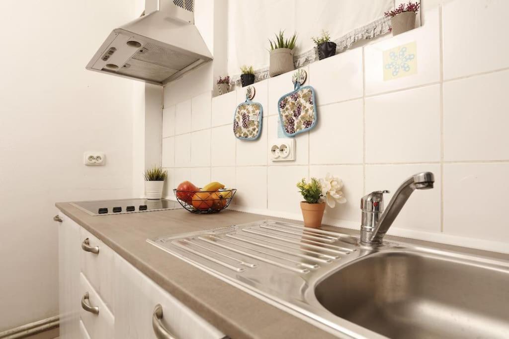 1 Bdrm Apartment In City Center บูคาเรสต์ ภายนอก รูปภาพ